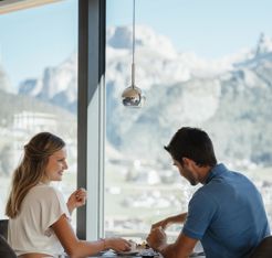 Ein Mann und eine Frau frühstücken