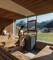 Ein Mann und eine Frau genießen einen Saunagang in der Panorama Event Sauna