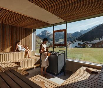 Ein Mann und eine Frau genießen einen Saunagang in der Panorama Event Sauna