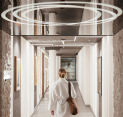 Eine Frau im Spa Bereich