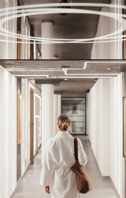 Eine Frau im Spa Bereich