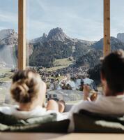 Un uomo e una donna sono sdraiati su un lettino nell’area spa