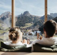 Ein Mann und eine Frau liegen auf einer Liege im Spa Bereich