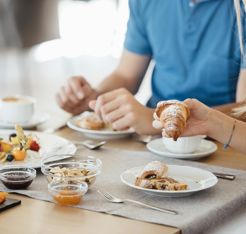 Ein Mann und eine Frau frühstücken