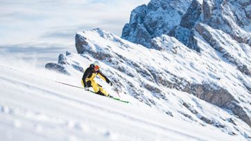 Ein Skifahrer fährt Ski in den Dolomiten