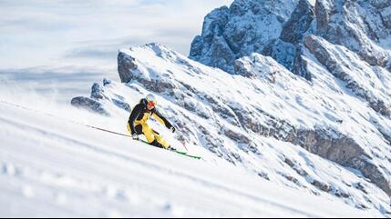 Uno sciatore scia nelle Dolomiti