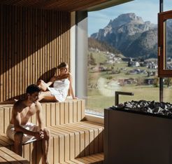 Eine Frau sitzt in der Panoramasauna