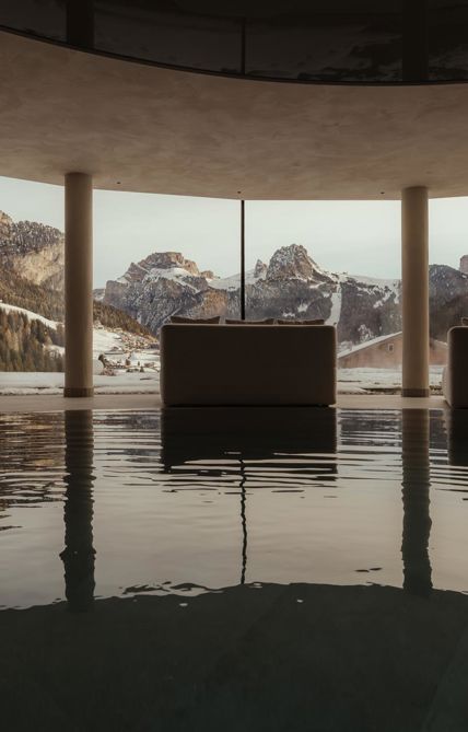 Indoor Pool mit Panoramablick auf die Dolomiten