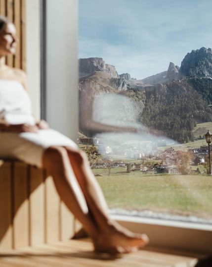 Eine Frau in der Panoramasauna
